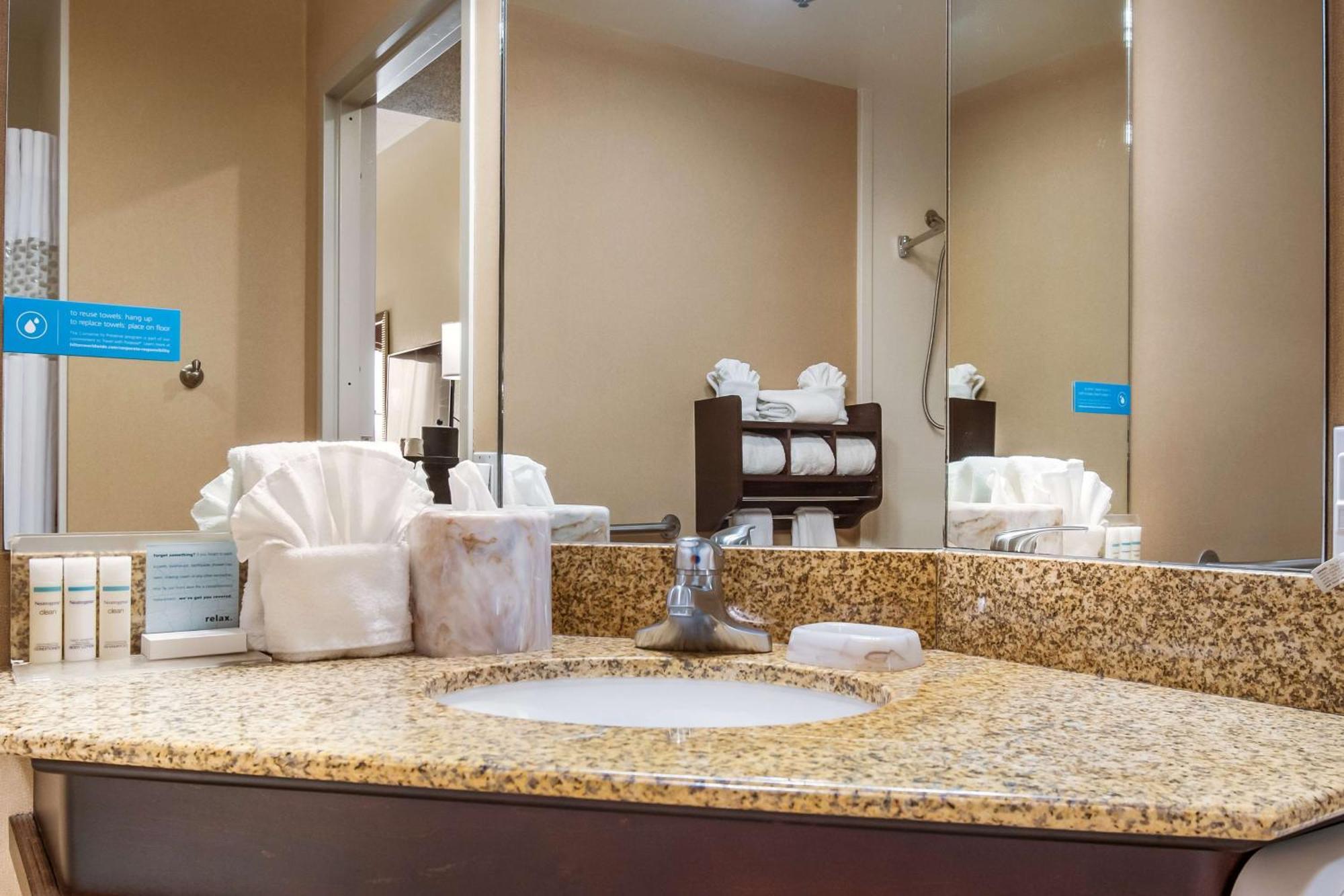Hotel Hampton West 3*